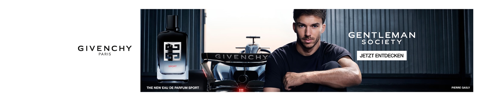 Givenchy Gentleman Society Eau de Parfum Sport mit dunklem Flakon neben einem Rennwagen in industrieller Umgebung, begleitet vom Markenlogo Givenchy.